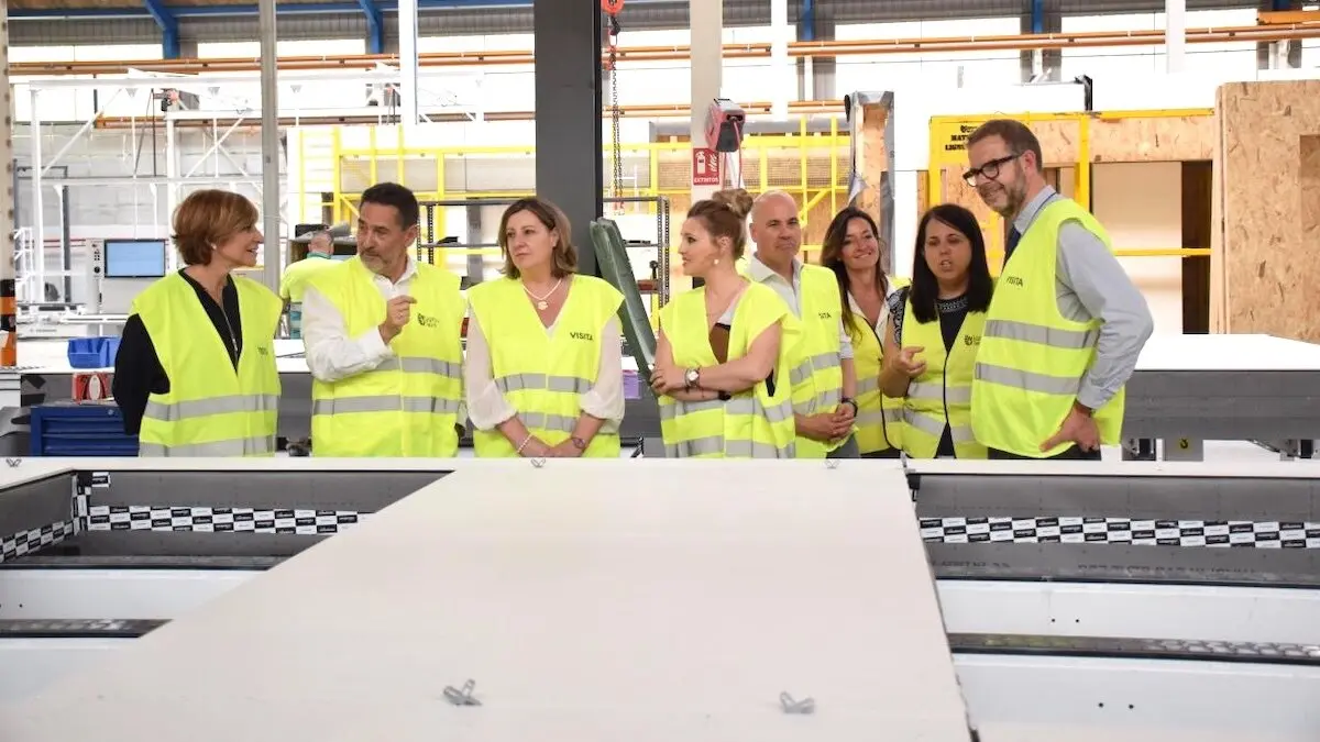 La consejera de Economía, Empresas y Empleo de Castilla-La Mancha, Patricia Franco, en una imagen de archivo durante una visita a una industria de la región