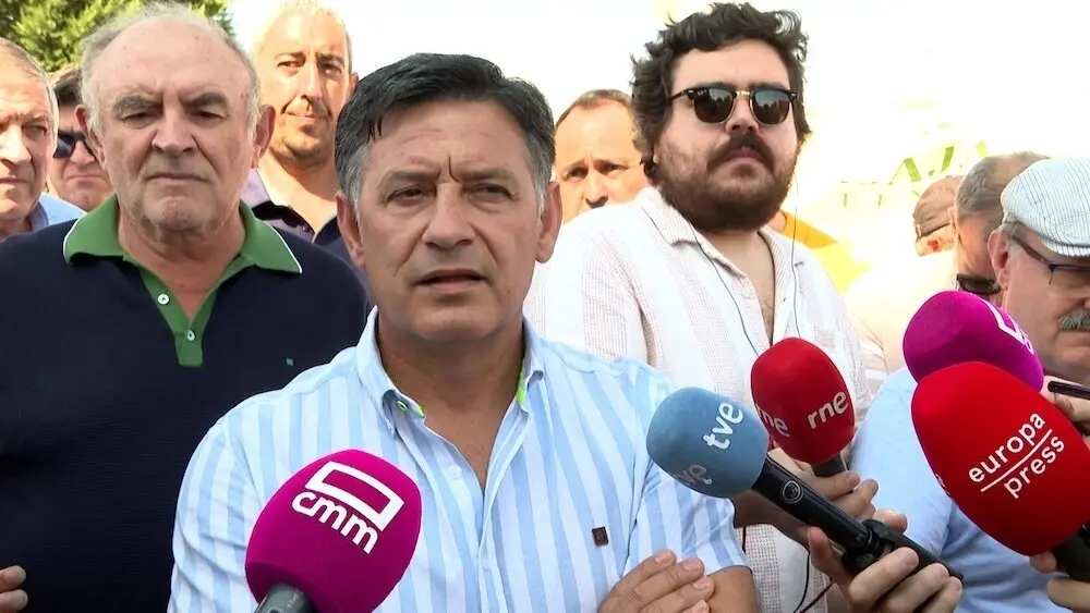 El secretario regional de UPA, Julián Morcillo, y el presidente regional de Asaja, José María Fresneda, atendiendo a los medios de comunicación este jueves en Toledo