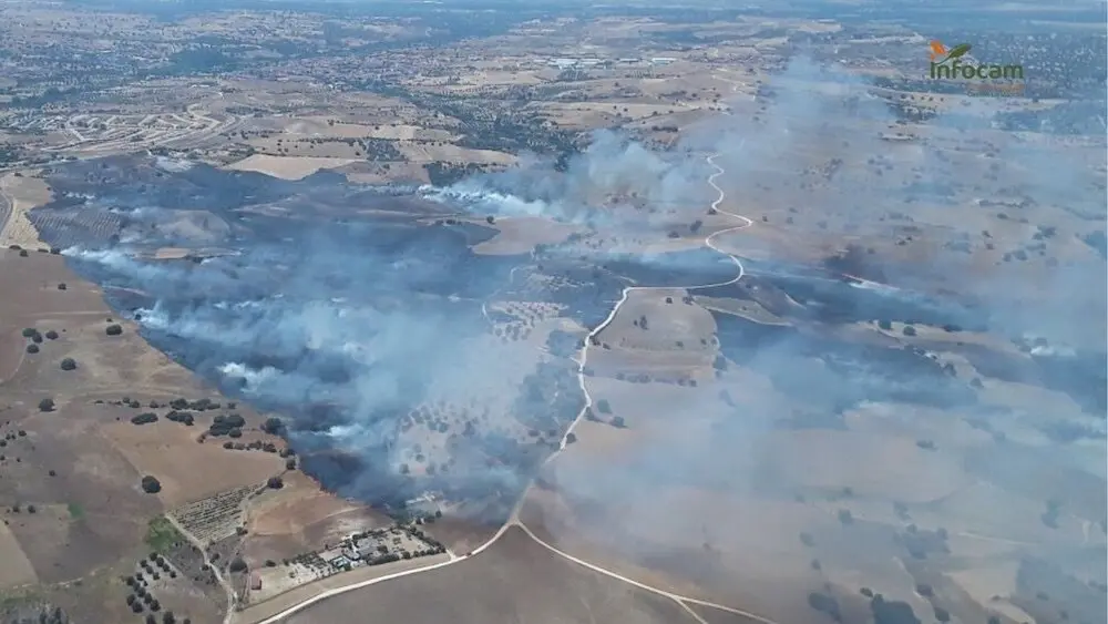 Confinada una urbanización en Méntrida (Toledo) por el humo de un incendio forestal