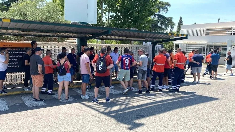 La plantilla de Eserman en la Química de Repsol en Puertollano (Ciudad Real) se queda en la calle tras conocer por sorpresa el fin de contrata
