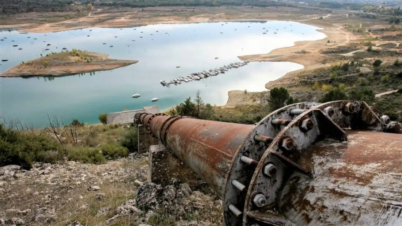 En la imagen el embalse de Entrepeñas, situado en la Alcarria Baja de Guadalajara, desde donde sale agua para el trasvase Tajo-Segura - EFE/Pepe Zamora, río tajo