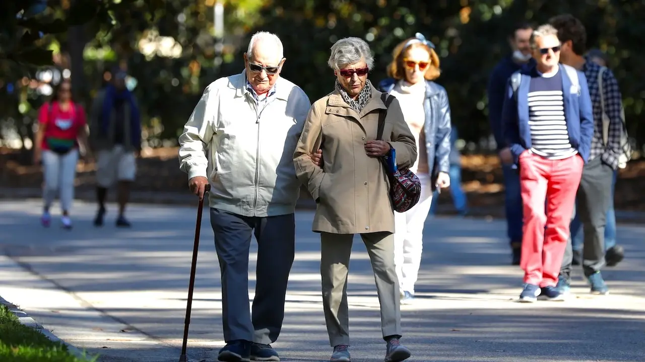 Las pensiones contributivas y de clases pasivas subirán en torno a un 2,8% en 2025, pensionistas, jubilados, jubilación, población, abuelos,