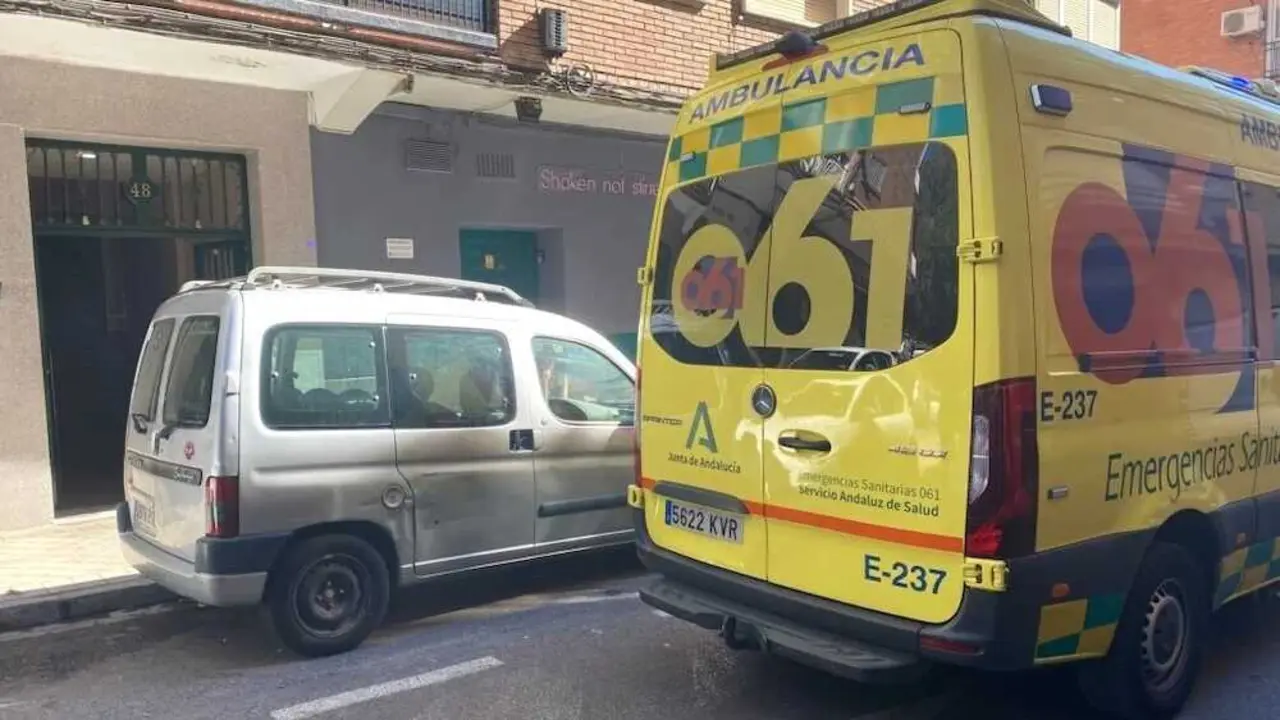 Imagen del portal de la calle Santa Clotilde de Granada donde ha murió la joven estudiante de Albacete de 20 años tras acudir a Urgencias - Fotografía: Granada Digital