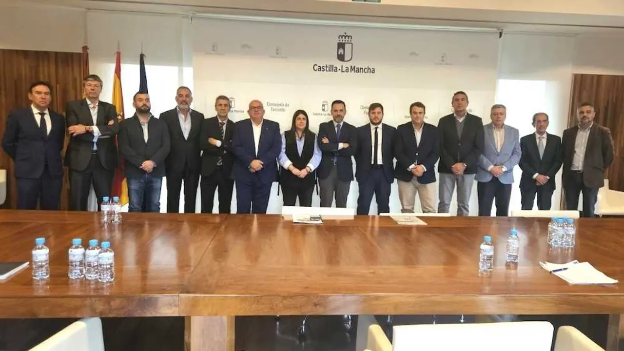 El consejero de fomento Nacho Hernando que, junto con la directora general de Vivienda, Salud García Alfaro, se ha reunido con la Federación Regional de Empresas Constructoras de Castilla-La Mancha (FERECO)