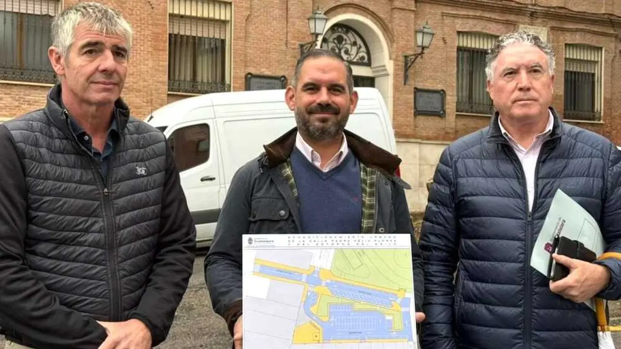 El segundo teniente de alcalde y concejal de Infraestructuras, Santiago López Pomeda, presenta la reordenación del entorno del asilo y calle María Pacheco